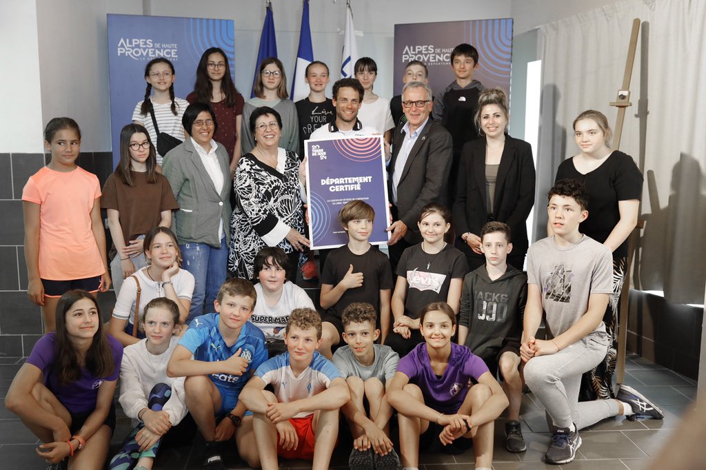 Très belle rencontre au collège de #Volx entre les élèves et notre athlète olympique Térence Tchiknavorian ! L’occasion de recevoir pour le #département04 le label #TerreDeJeux2024 et de confirmer l’accueil de la flamme olympique 🔥 en 2024 dans les <a href="/AlpesProvence04/">Alpes de Haute Provence</a>