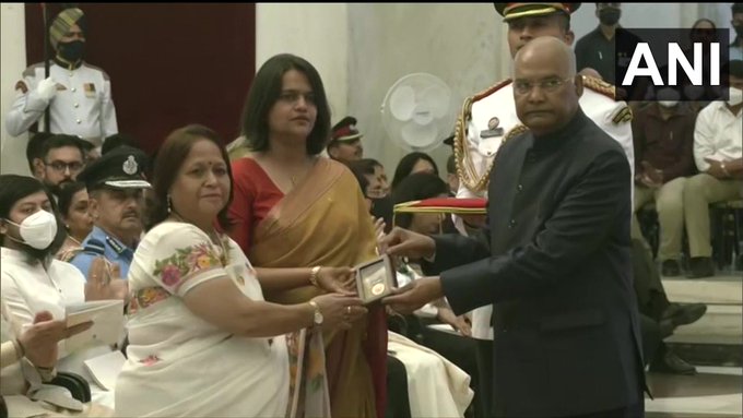 timesofindia's tweet image. Group Captain #VarunSingh awarded #ShauryaChakra (posthumously) for saving his LCA Tejas fighter aircraft in 2020 during a sortie. 

The award was received by his wife Geetanjali Singh and mother Uma Singh.