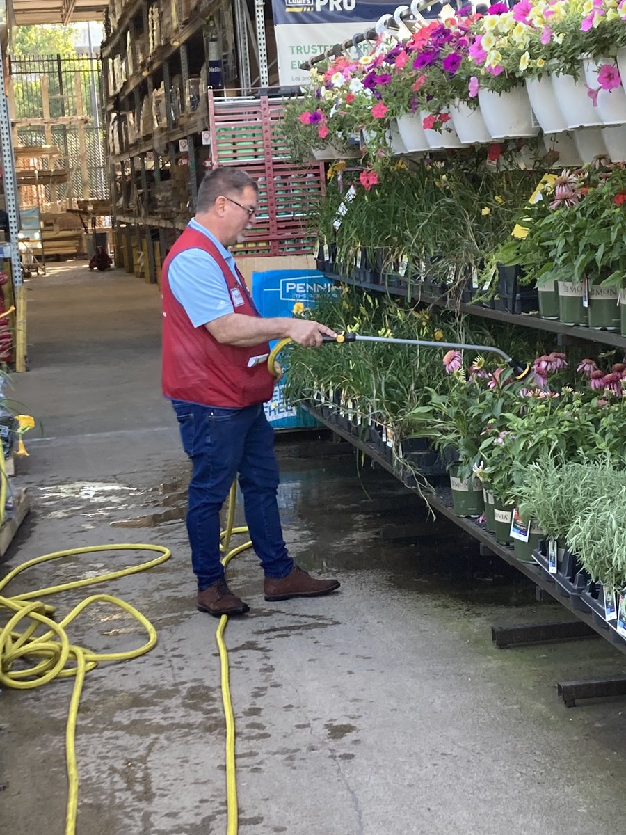 Gaithersburg, MD #223 getting a jump on the hot weather and watering their plants bright and early   Store manager Keith out their leading the team! @LBishPlants @KPlantPartners @PlantPartners