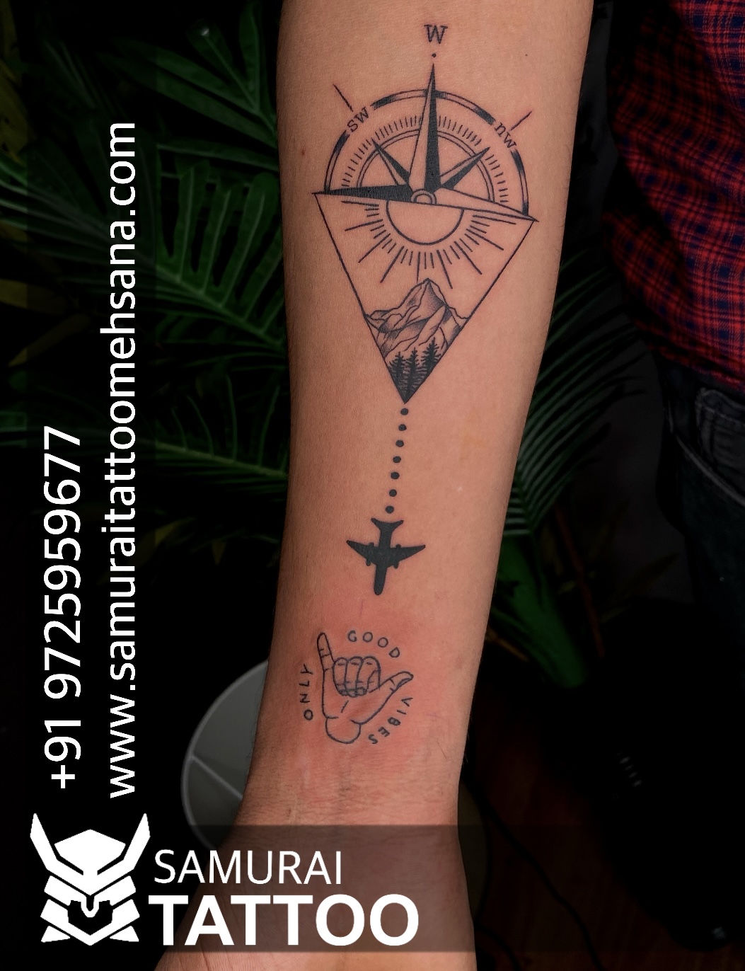 Hình xăm samurai la bàn (Samurai compass tattoo): Hình xăm samurai la bàn là sự kết hợp giữa hai yếu tố: samurai và hình xăm la bàn. Với ý nghĩa về sự từ bi và sự kiên định, hình xăm này mang đến một phong cách rất độc đáo và nổi bật. Hãy để hình xăm samurai la bàn giúp bạn thể hiện đẳng cấp và một cá tính đậm chất nhé.