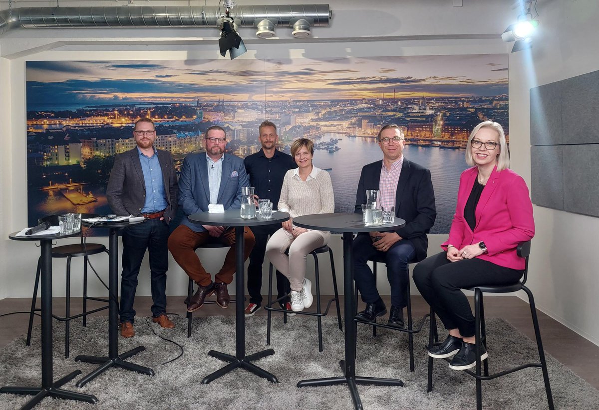 Tänään Sourcen studioilla kuultiin asiantuntijoiden keskustelua työnantajamielikuvasta Sourcen ja Oikotien yhteistyössä järjestämässä webinaarissa. Katso webinaarin tallenne ➡️ tyonantajamielikuva.source.fi 
 
#webinaari #työnantajamielikuva #sourcehoitaa #oikotie