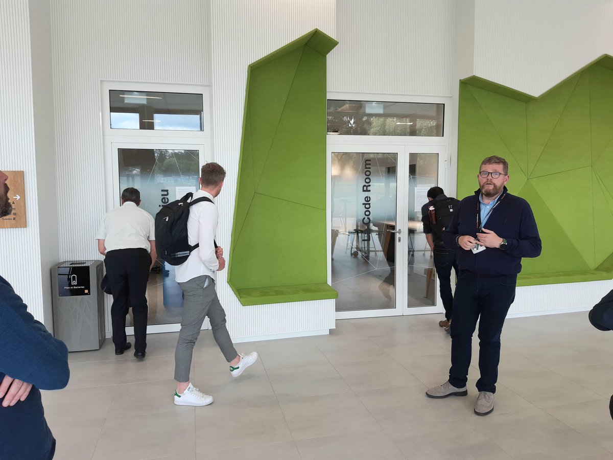 Merci à <a href="/OrangeBretagne/">Orange Bretagne</a> pour son accueil et sa visite au 5G Lab ! 
Un site magnifique et des infrastructures tournées vers ses clients 😊