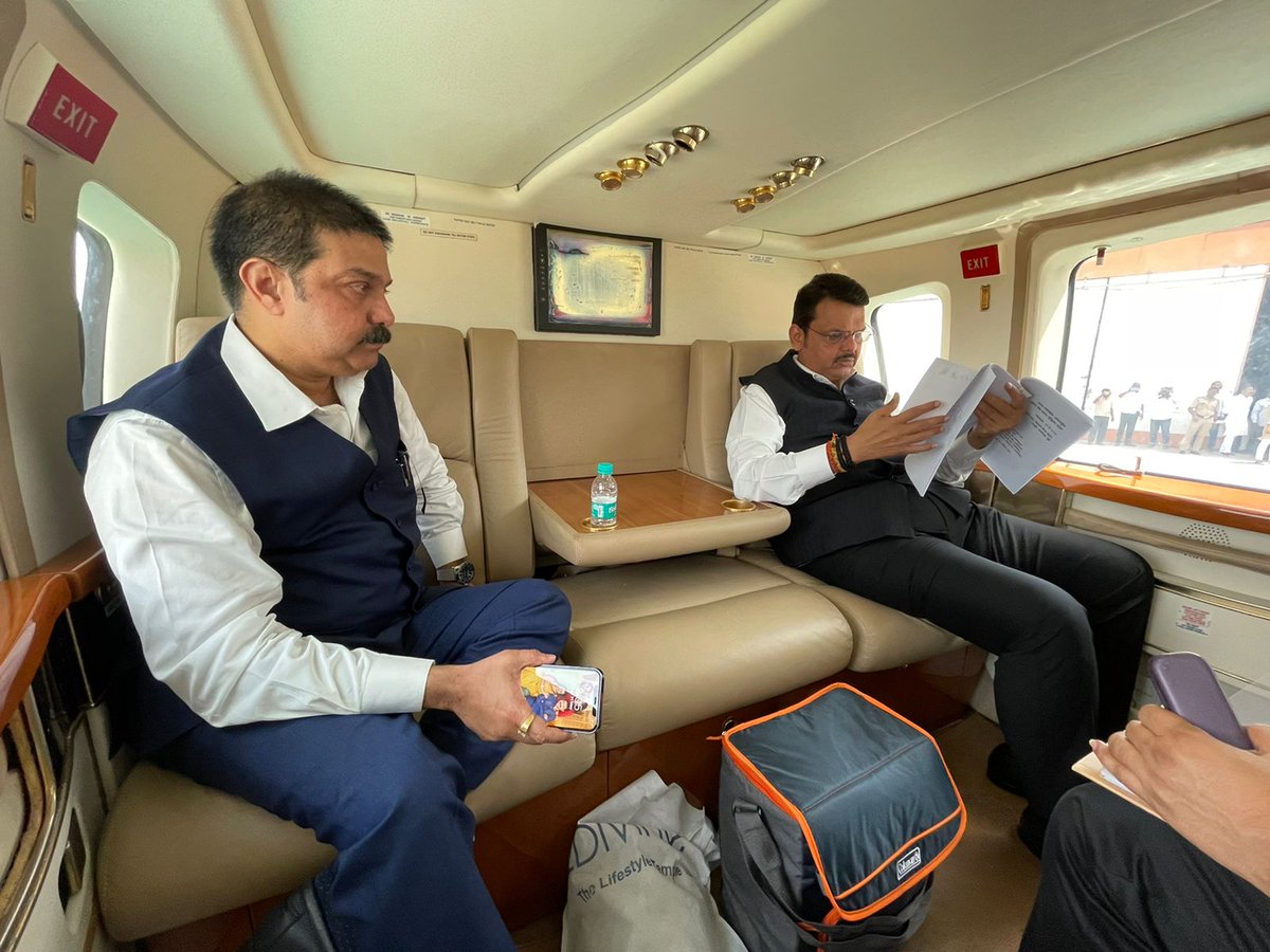 NarendraMathadi's tweet photo. माझे ने��े, लोकप्रिय मा. मुख्यमंत्री आदरणीय @Dev_Fadnavis आणि आमदार @PrasadLadInd साहेब यांच्यासह आज हेलिकॉप्टर मधून मुंबई ते पुणे प्रवास केला.

विमान असो की गाडी साहेब सदैव जनतेची कामं करण्यात व्यस्त असतात. https://t.co/ukr7XdZoCA