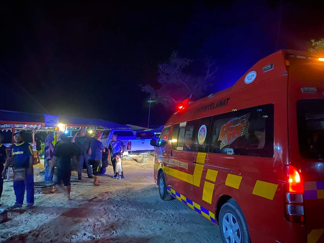 TuaranTown_'s tweet photo. TERKINI !!! 

1 orang pelajar Lemas dengar2 orang lahad datu pelajar politeknik sampai skrng masih belum ditemui..orang kampung sabandar turut tolong sedaya upaya masih juga belum ditemui..semoga ditemui dengan selamat..amin 🤲

Lokasi: pantai sabandar Tuaran https://t.co/Zg9cm3wh0T