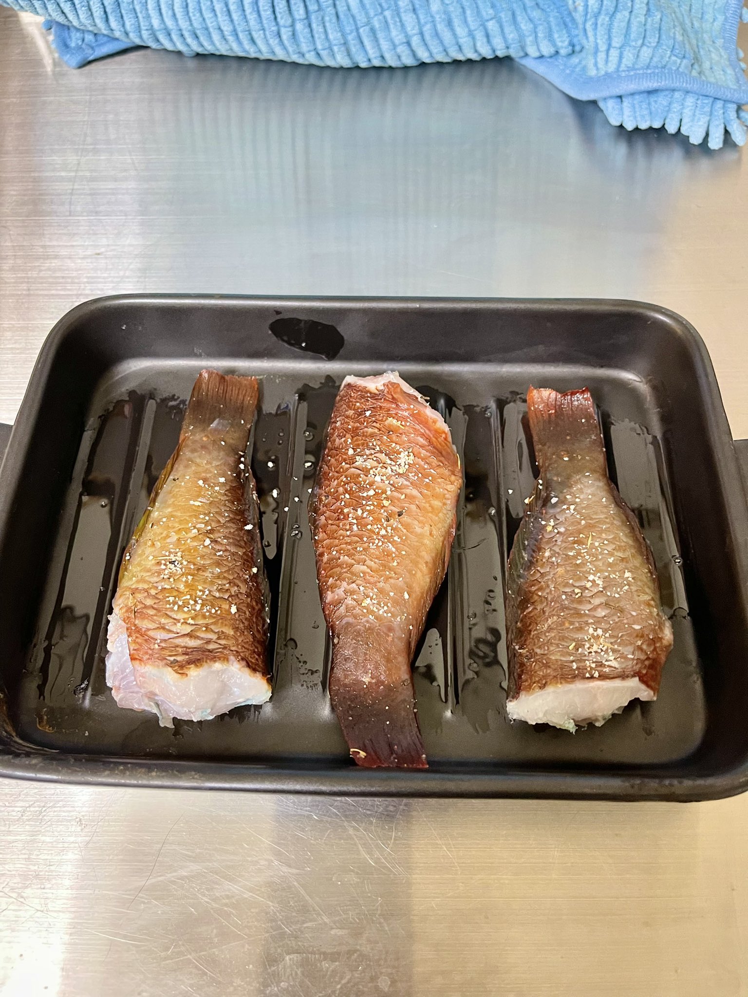じぇんとるきちお Lag 自給自足生活二日目 朝ごはん抜いたら釣りの途中で立ちくらみした ちゃんと食わんといかん 今宵はたくさん食べられるぞぉ グリラーによってグリルされたなんかたぶんベラな白身の魚 メジナの煮付け 明日の朝用煮物も