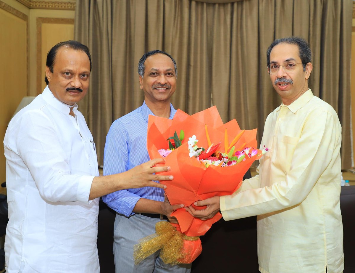 Entering new chapter of life after 33+ years of service in IPS. Precious gifts - 

1) Head of State:
Bouquet of flowers from <a href="/OfficeofUT/">Office of Uddhav Thackeray</a> <a href="/AjitPawarSpeaks/">Ajit Pawar</a> 

2) Head of Heart:
Treasured words from daughter <a href="/niharika2020/">Niharika Venkatesh</a> (4 min read) - medium.com/@niharikavenky…