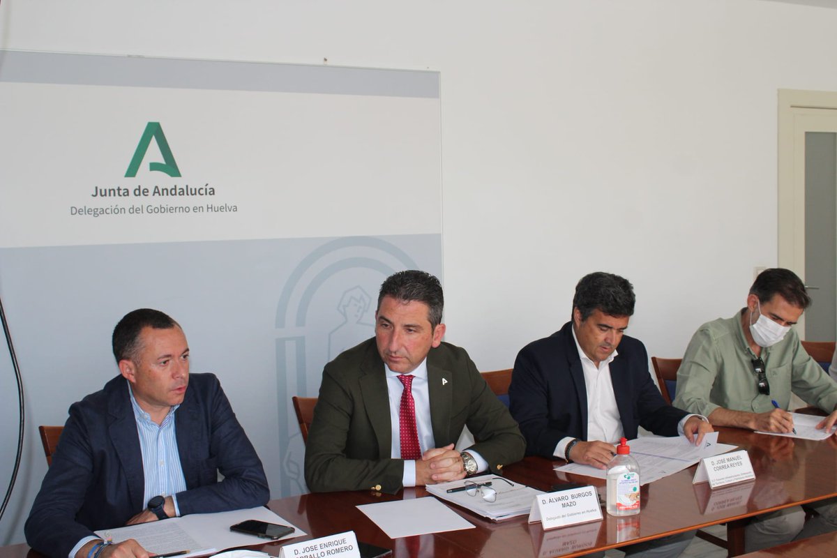 Plan_INFOCA's tweet photo. Imágenes del Comité Asesor Provincial celebrado hoy en #Huelva. Con presencia del delegado del gobierno en @HuelvaJunta, @burgosmazo, el delegado territorial de @MedioAmbAND, @J_EnriqueBR, el coordinador provincial de @AndaluciaAMAyA, Luis Cordero; y el #DirCOP, José A. Martínez https://t.co/UD4kwPTIjq