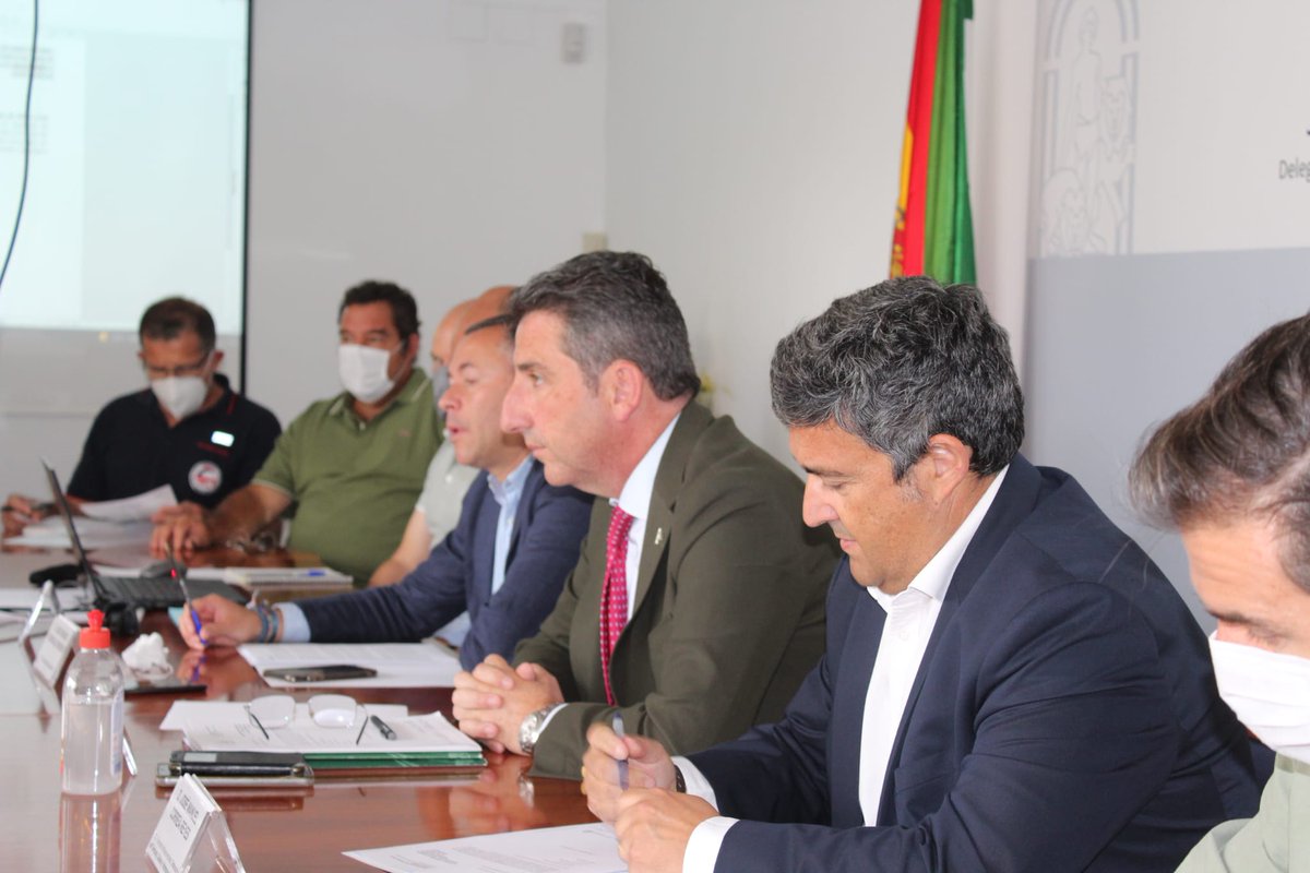 Plan_INFOCA's tweet photo. Imágenes del Comité Asesor Provincial celebrado hoy en #Huelva. Con presencia del delegado del gobierno en @HuelvaJunta, @burgosmazo, el delegado territorial de @MedioAmbAND, @J_EnriqueBR, el coordinador provincial de @AndaluciaAMAyA, Luis Cordero; y el #DirCOP, José A. Martínez https://t.co/UD4kwPTIjq