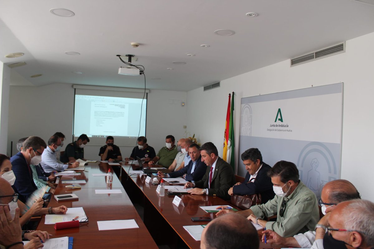 Plan_INFOCA's tweet photo. Imágenes del Comité Asesor Provincial celebrado hoy en #Huelva. Con presencia del delegado del gobierno en @HuelvaJunta, @burgosmazo, el delegado territorial de @MedioAmbAND, @J_EnriqueBR, el coordinador provincial de @AndaluciaAMAyA, Luis Cordero; y el #DirCOP, José A. Martínez https://t.co/UD4kwPTIjq