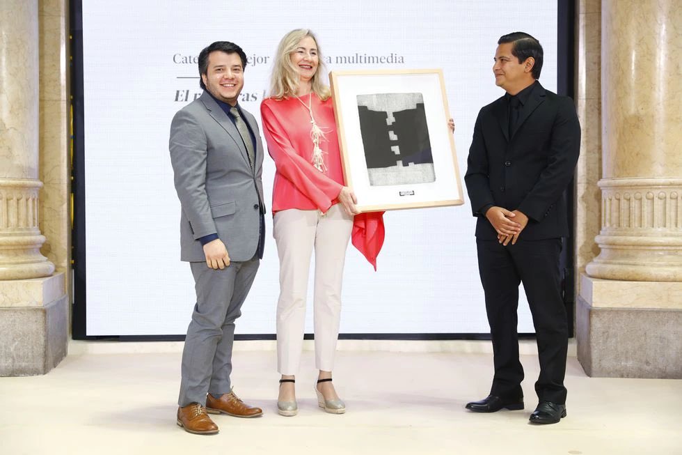 Acabamos de recibir en representación de la redacción de <a href="/DivergentesCA/">Divergentes</a> el #PremiosOrtegayGasset en España. Lo dedicamos al periodismo independiente de Nicaragua que no claudica ni calla frente a la represión Ortega-Murillo. En especial por los colegas presos en El Chipote 🗞