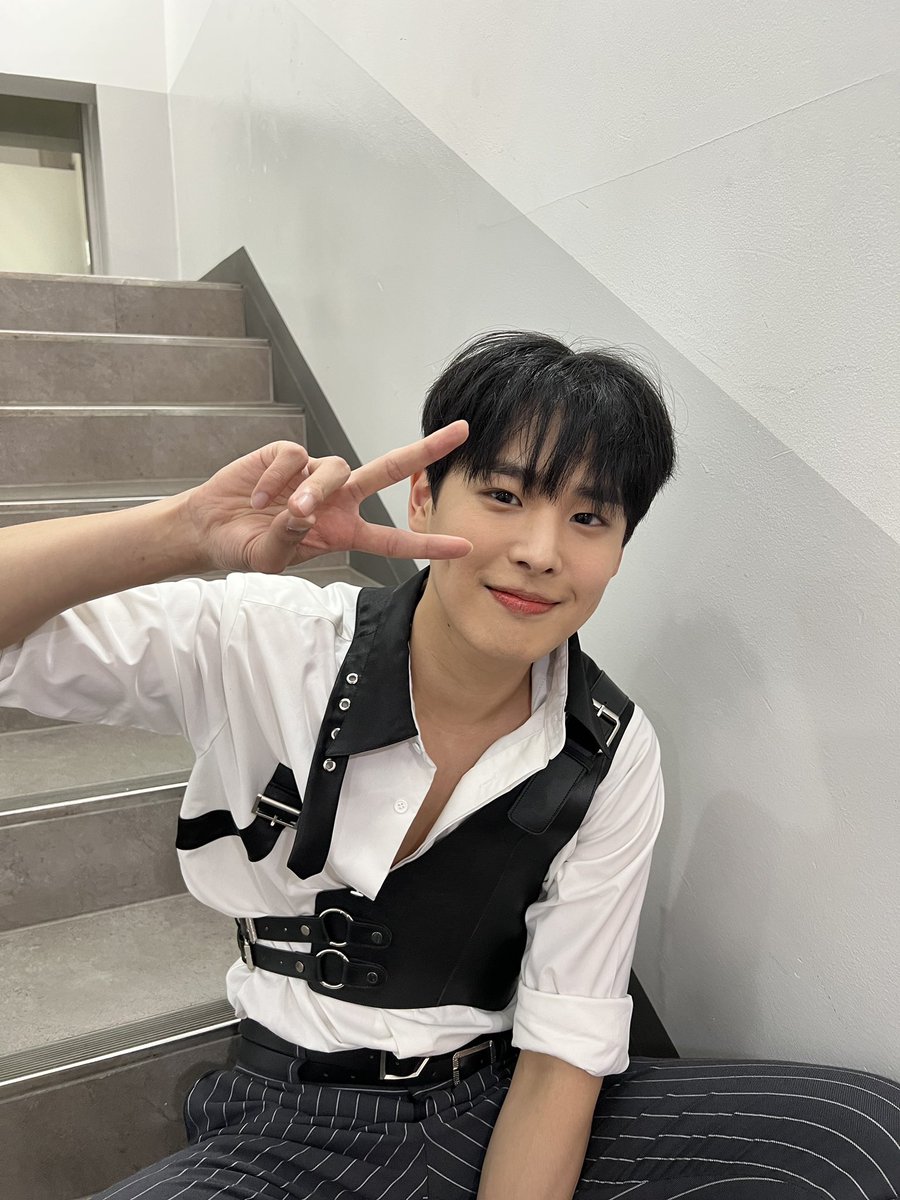 NewWorld_VICTON's tweet photo. [#병찬] 오늘도 함께해줘서 고마워~~💛 https://t.co/yQzPNRksnl