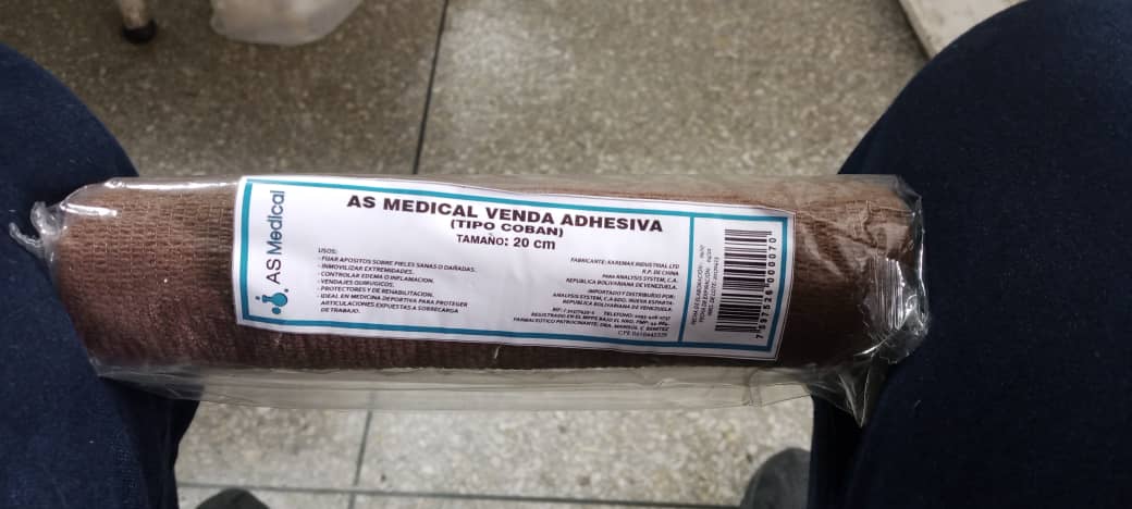 apoyocanino's tweet photo. La Negra, perrita atropellada en Valencia mientras dormía, necesita está venda para seguir sus curas y salvar su patita 
0424-9009474 pueden comunicarse a este número quienes tengan o puedan comprar y donar.
Gracias en nombre de la Negra https://t.co/R8Z8lnKhF5