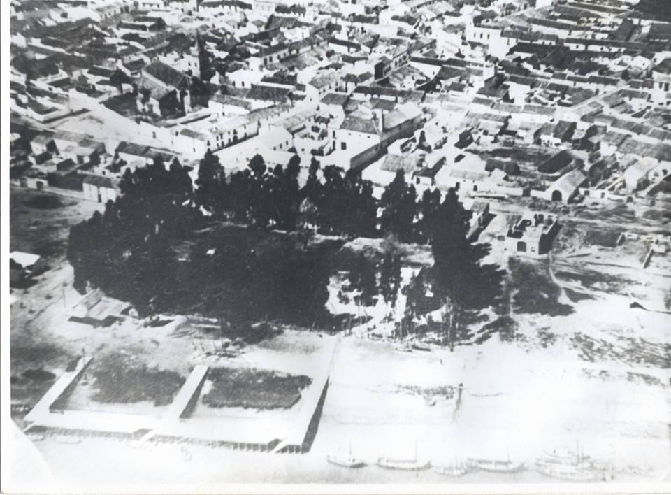 SevillaMaritima's tweet photo. Vista aérea del antiguo muelle, de madera, de Coria del Río, junto al actual paseo Carlos de Mesa.

Año ¿? (década de 1920-30). https://t.co/bPoHjkix9r