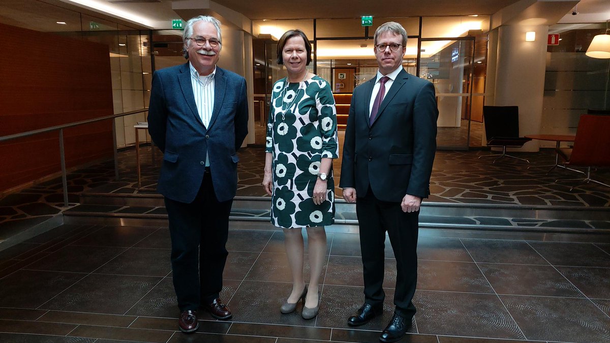 EastCham Finland (@eastchamfi) on Twitter photo Suomen Moskovan suurlähettiläs Antti Helanterä tapasi tänään #SVKK:n jäsenyrityksiä. Vilkkaassa keskustelussa käsiteltiin #Venäjä'n ajankohtaista tilannetta, kv-suhteita ja globaalin talouden kysymyksiä. Suuri kiitos suurlähettiläälle ja osallistujille näkemyksistä. <a href="/EmbFinMoscow/">Finland in Moscow</a> Suomen Moskovan suurlähettiläs Antti Helanterä tapasi tänään #SVKK:n jäsenyrityksiä. Vilkkaassa keskustelussa käsiteltiin #Venäjä'n ajankohtaista tilannetta, kv-suhteita ja globaalin talouden kysymyksiä. Suuri kiitos suurlähettiläälle ja osallistujille näkemyksistä. <a href="/EmbFinMoscow/">Finland in Moscow</a>