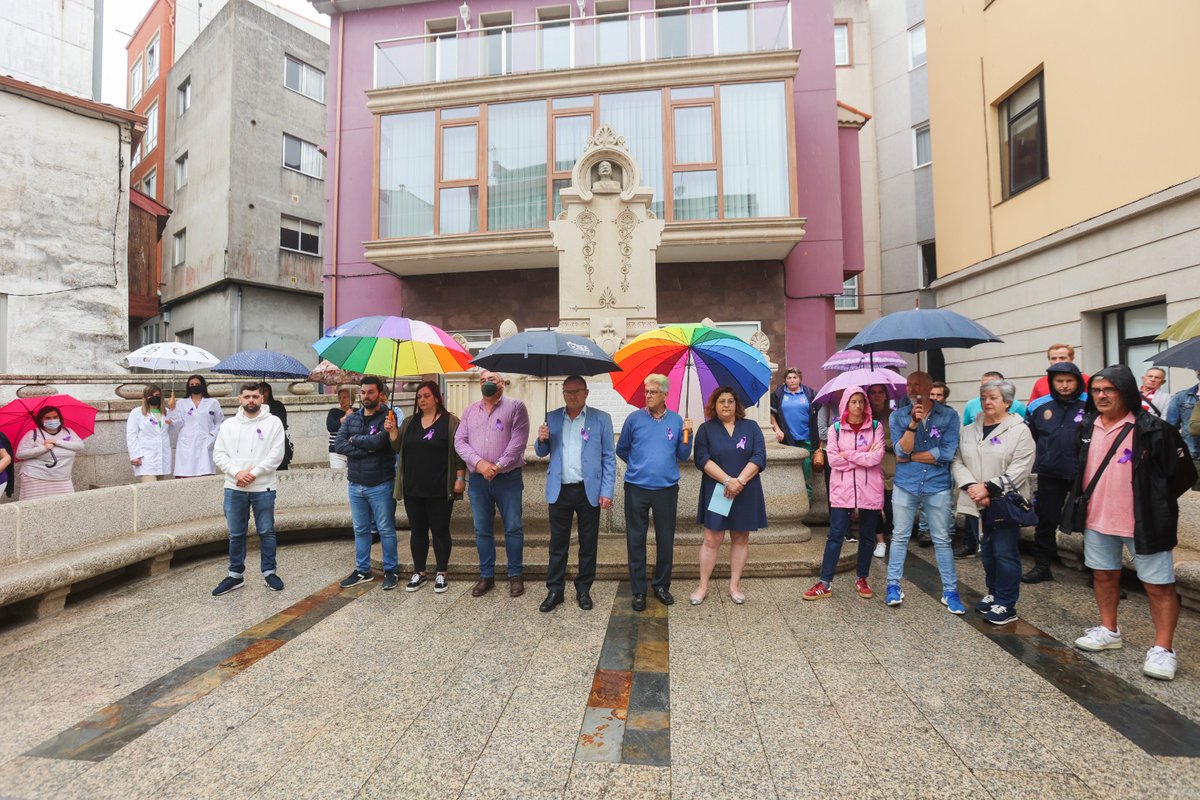 ♀️ A cidadanía de #Malpica manifestouse na praza Anselmo Villar Amigo contra o crime machista que tivo lugar este luns en #Carballo.
 Desde o Concello mandamos o noso apoio á vítima e á súa familia e amig@s, desexando a súa pronta recuperación.
#NinUnhaMenos #ContraaViolencia