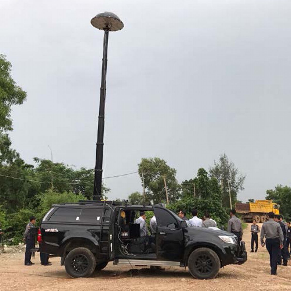 WOW, thats a big one 😎
Our IsoLOG 3D DF Tracking Antenna mounted on a 4x4 in Myanmar.
#Aaronia #DirectionFinding #DF #Antenna