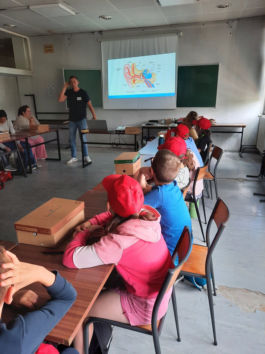 MPLS_CA's tweet photo. Aujourd'hui @MPLS_CA participe à #ClassesenFac campus Moulin de la Housse #Reims. 5 ateliers sont proposés aux élèves #toucher #son #gravité #mouvement #messagecrypté #reflet #miroir @SCIENCES_URCA @AcReims @Fondation_Lamap #urca #maisonpourlascience https://t.co/DoDAbTfZx6