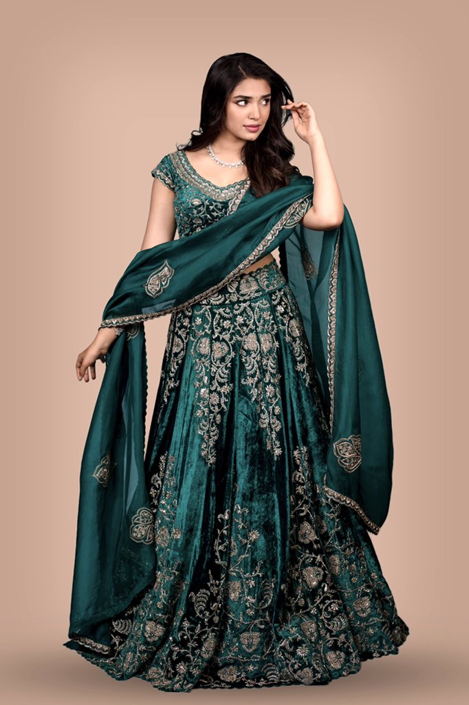 Image Hot Heroine Krithi Shetty in sleeveless Saree