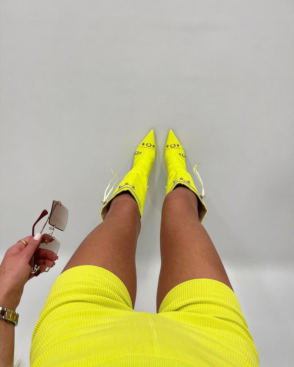 A YELLOW OBSESSION 👀👀 Raise your hands in the comments if you want a pair of these 👋✋👋 

bit.ly/38OsrOM