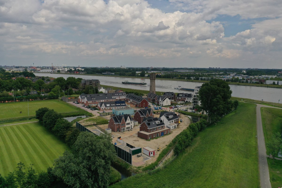 Weboma's tweet photo. Bij de Watertoren fase 3 in 's-Gravendeel nadert zijn voltooiing, momenteel zijn we druk bezig met het schouwen van de woningen! Is het geen plaatje zo? 🤩 https://t.co/qZYIqO4dz6