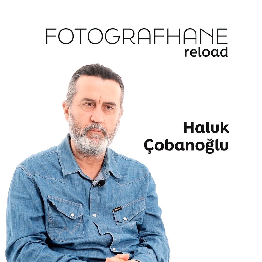 Bizi Newyork metrosuyla arabesk konserlere götüren, yeni kitabında belgesel fotografçıların ruhlarını çağırıp, onlara bu fotografları neden çektiğimizi soran Haluk Çobanoğlu'ndan çağımıza ve fotografa dair kişisel tespitler bu akşam 22.00 da Fotografhane YouTube Kanalı’nda.