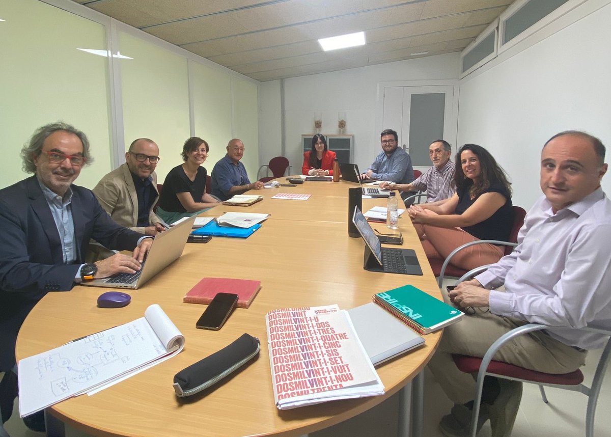 Avui ha tingut lloc la reunió del Comitè Científic de #VinsVinents per continuar desenvolupant les conclusions i recomanacions dels diferents grups de treball. 
Vins Vinents és l'espai de co-creació per debatre els principals reptes del sector 🍇🍷 de Catalunya amb horitzó 2030.