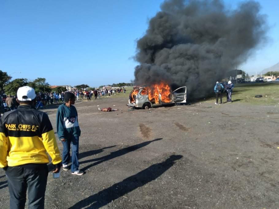 Abramjee's tweet photo. Three girls apparently kidnapped in Parkwood Cape Town. One managed to escape. The community got hold of a suspect and attacked him. Vehicle also set on fire. https://t.co/zJz4bBN6Og