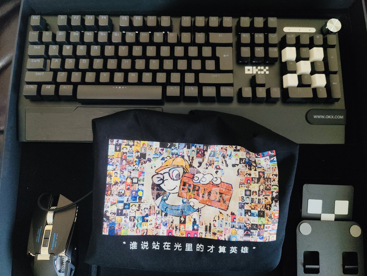 the_brickdao's tweet photo. 你们觉得@okx 的这个键盘鼠标怎么样？
要不我抽奖送出去吧？
收到礼物我自己都舍不得用……
很感谢@okx 
关注@bnsdomains_  和@Brick_Bsc 
点赞转发本条推文
并留言你最想对Brick说的一句话
送给有缘人
对了，今晚22.00游戏继续，discord域名抽奖！
99999.bsc谁想带走？
https://t.co/tMvcfGRmJh https://t.co/5NjmQsYPSP