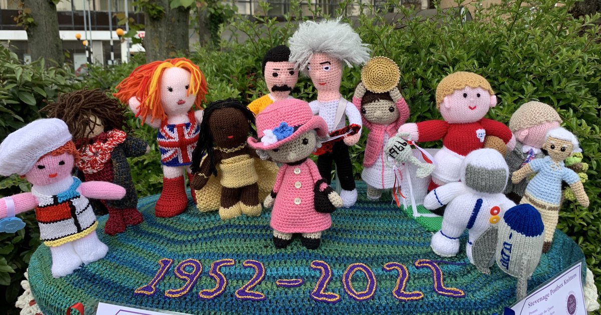 StevenagePostb1's tweet photo. Her Majesty the Queen has arrived in #Stevenage Town Square with some famous faces from 70 years of fashions, music, sport and science. Who do you recognise? Supporting @CancerHair @junction_c @lovestevenagetc @StevenageBC @thecomet24 https://t.co/VpuFNr6br0