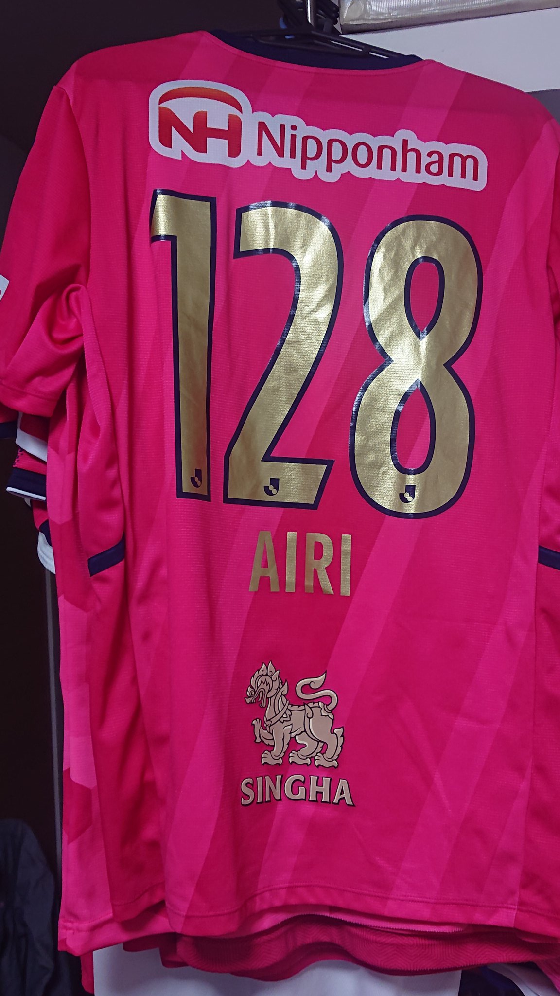 ふらんかぁ シャニセツナday1 最新仕様のライブの参戦服 十時愛梨のカラーである濃いピンク色のユニフォーム 毎シーズンデザインがリニューアルされてますね このユニフォームで愛梨のココカラミライヘ を現地で浴びられたのが本当に思い出深い参戦