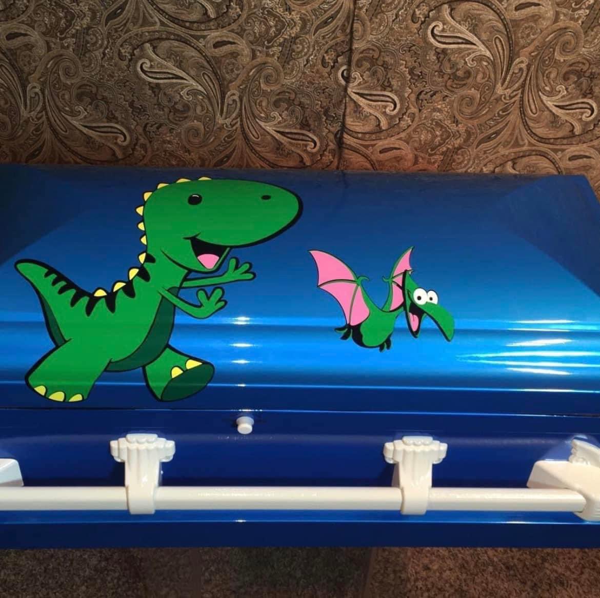 Meet the TX man who’s making customized caskets for each of the 19 young victims and two teachers from the school shooting in #Uvalde. Trey Ganem visited with the families last week so each casket is personalized to include each child's interests.

📷: SoulShine Industries