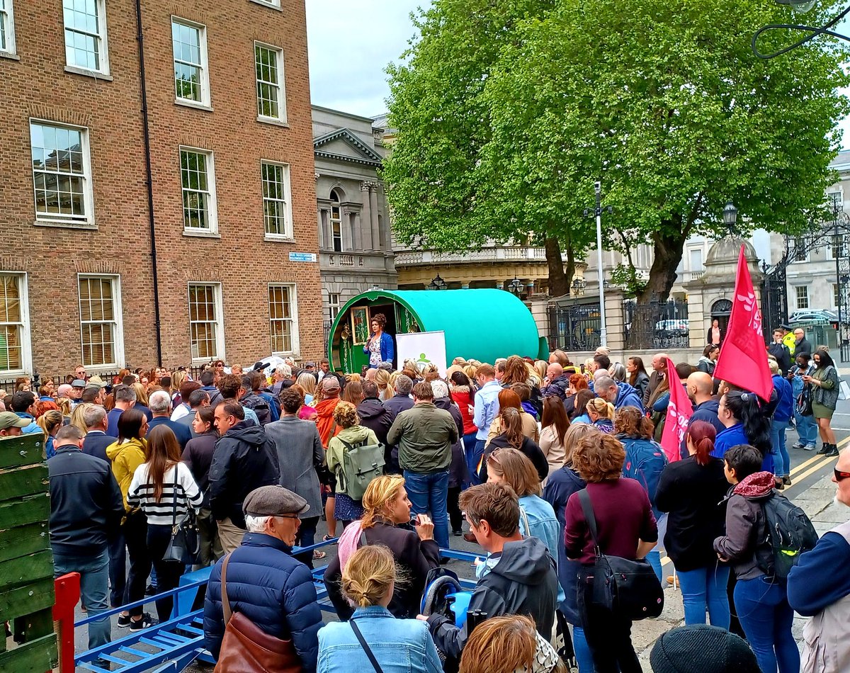🤩 Brilliant to see a couple hundred at the Dáil today, protesting for Traveller's rights...now let's hope the government LISTENS
#accountability  #TravellerMentalHealth #Ireland
