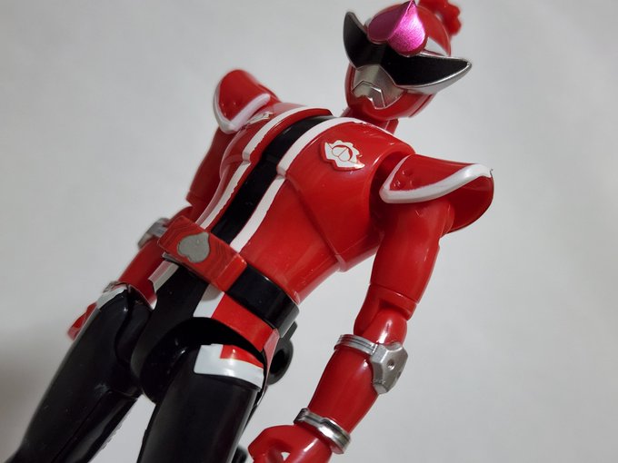 ヤァヤァヤァ!
この投稿を見たな!?
これでお前とも縁が出来た!

扇子欲しい…武器欲しい…他のメンバー揃えたい🥺

装動…仮面ライダーと違い造形がシンプルなお陰か後ろまでシール部分があり装動より見映えは良い💮
ただ台座付属してほしかった 