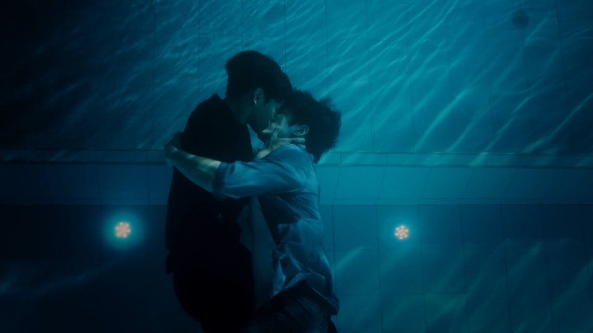 maeokhongapo's tweet image. คินน์ไม่ยอมจูบกับคนที่เป็นคู่นอน แต่ยอมจูบกับพอร์ช นี่คิดว่าการที่คินน์ไม่จูบกับคนอื่นเพราะตัวเองไม่ได้รักปะ จูบสำหรับคินน์มีไว้ให้คนที่ตัวเองรักอะ คินน์จูบพอร์ช เราคิดว่านี่อาจจะเป็นวิธีแสดงความรักในแบบของคินน์นะ เนี่ยมันบอกรักพอร์ชบ่อยจะตาย โรแมนติกอะ
#KinnPorscheTheseries