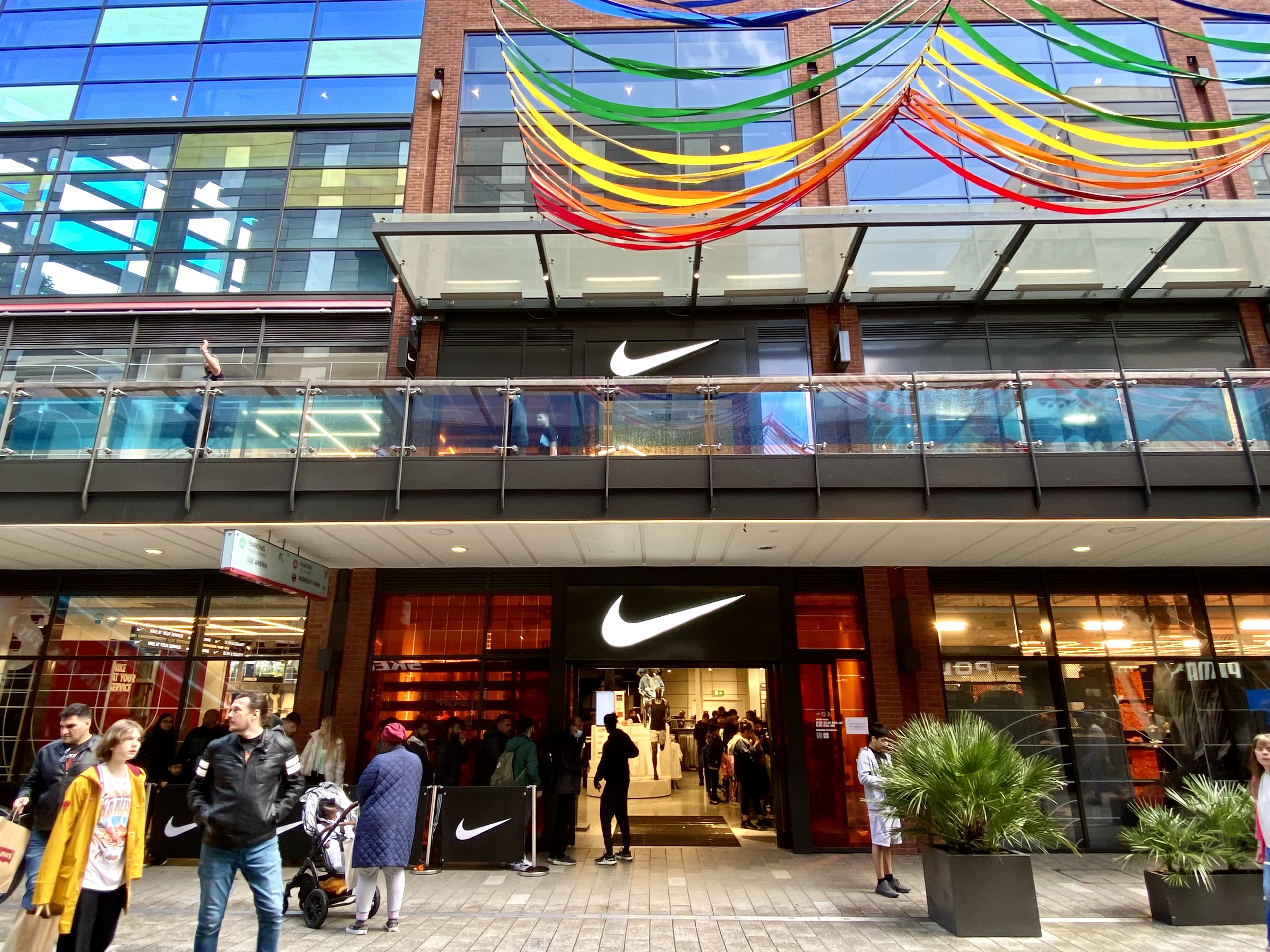 Wembley Park on Twitter: "Say hello to Unite in #WembleyPark👟 👋 across two (yes, two) floors London Designer Outlet, Nike Unite's brand-new super-sized store is all about community, unity