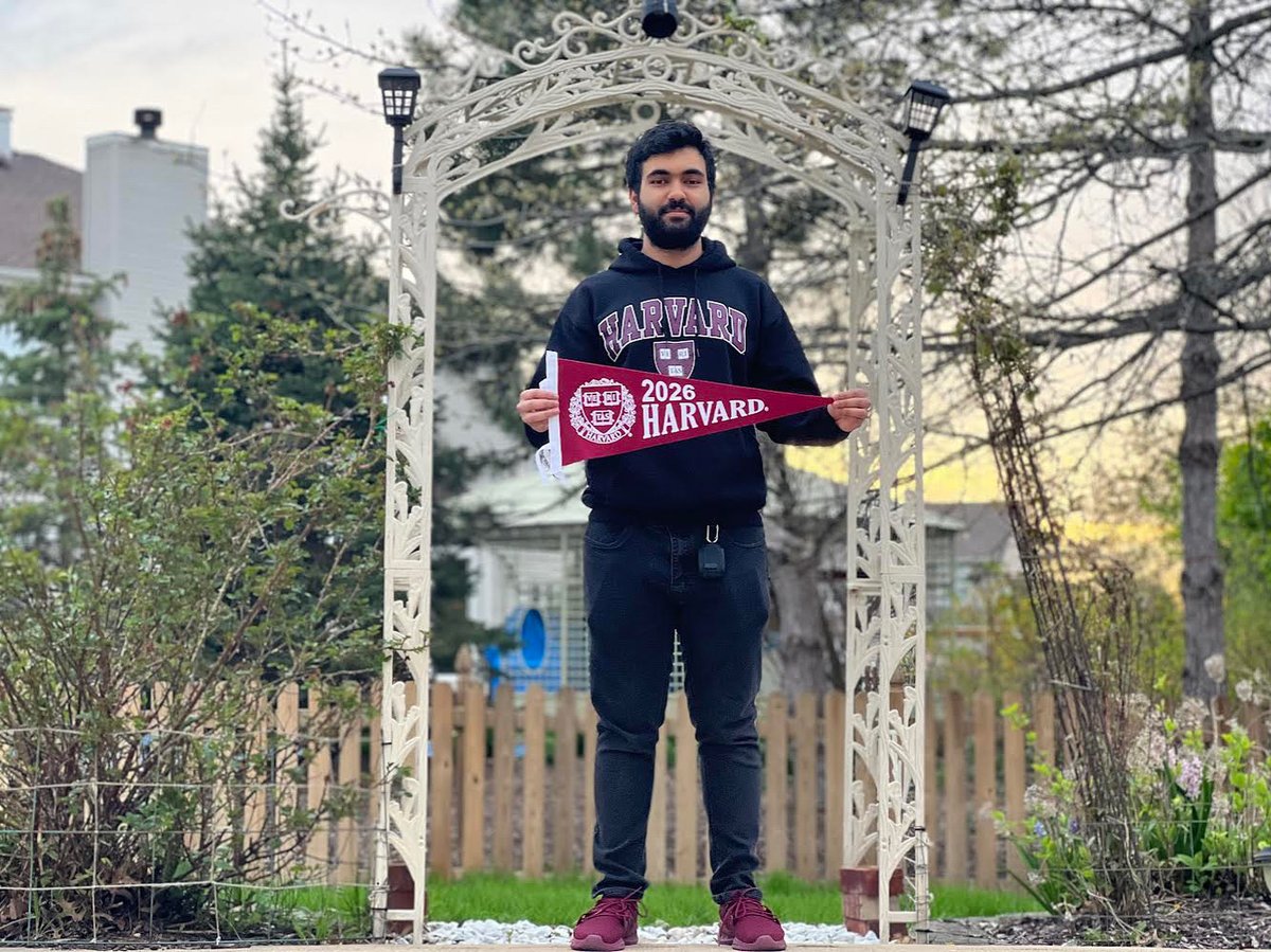 LEDA_Scholars's tweet photo. Continued: @BetterMakeRoom's #CollegeSigningDay campaign! More of our amazing Co.17 #LEDAScholars who participated this year, but social media #clout or not, we are 👏so👏proud👏 of Cohort 17!
@Harvard: Ali, Jasdeep
@Northeastern: Basilia https://t.co/nQR21qqJfv
