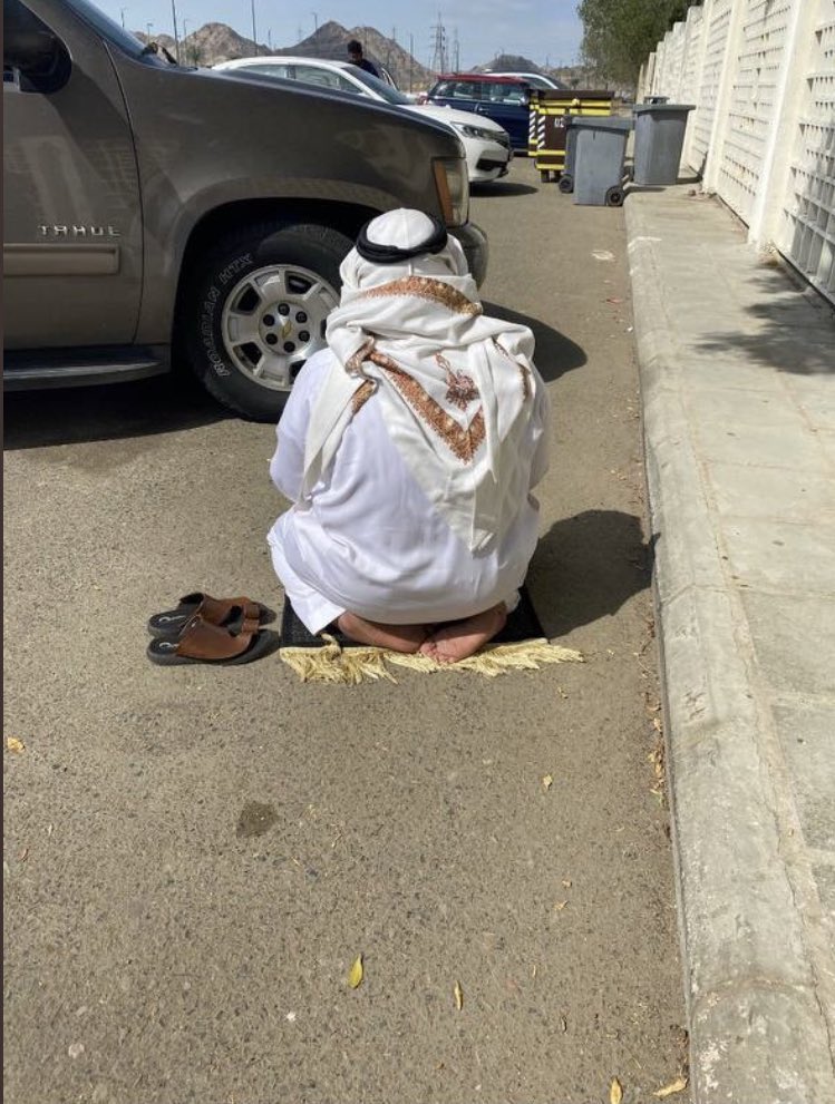 فتاة تنشر صورة لوالدها وتعلق عليها متأثرة :

" في كل مرة أخرج فيها من الجامعة ؛ أجد والدي ينتظرني قبل الوقت .. ودائماً يقول لي :خذي راحتك يابنتي وقت ماتخلصي اتصلي علي .. ولا عمره بيّن تعبه .. الله لا يحرمني منه يارب " .