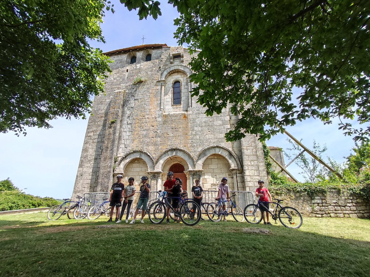CollegeCasteret's tweet photo. 👏à nos élèves de 6e et de l'AS de @CollegeCasteret qui ont participé au #TAPV de @acpoitiers . 205 km à vélo, visite des #SourcesdelaTouvre @dsden16 #UNSS https://t.co/kZVYJnFY2b