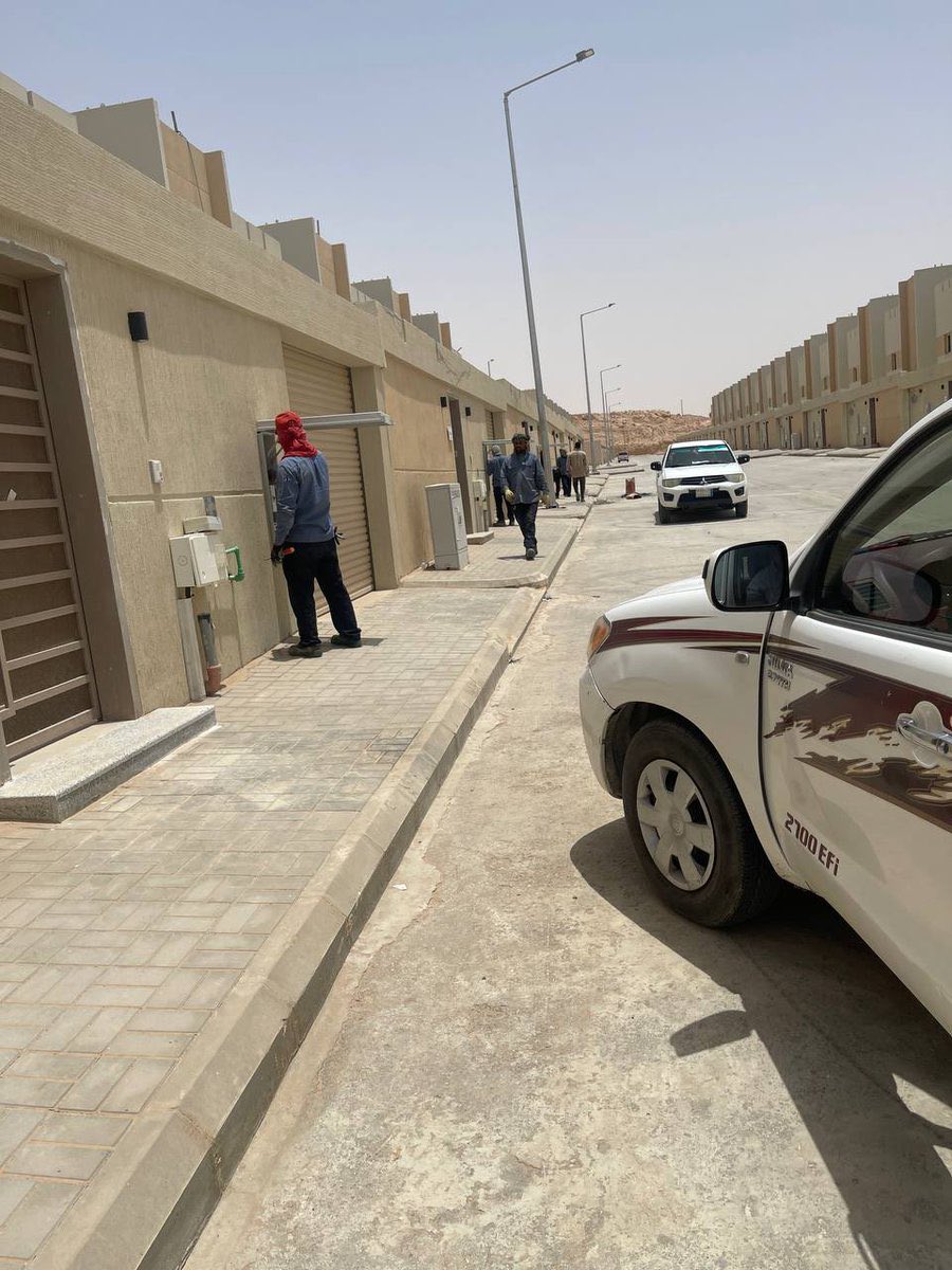 b1012009's tweet photo. اين دور وزاره الاسكان في مشروع بوابة الشرق المطور العقاري اعلن بشكل رسمي وصل الكهرباء للفلل وبعدها تم سحب عدادات الكهرباء من الفلل ؟ #متضرر_بوابه_الشرق  #بوابه_الشرق  @wafi__sa  @SaudiHousing  @majedhogail  @alKahrabaFriend https://t.co/GPsxgyNMg8