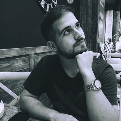 RemusOkami's tweet photo. #NuevaFotoDePerfil vuelve el clásico despistado que mira a la nada. #0postureo https://t.co/U5E7F5VzgP
