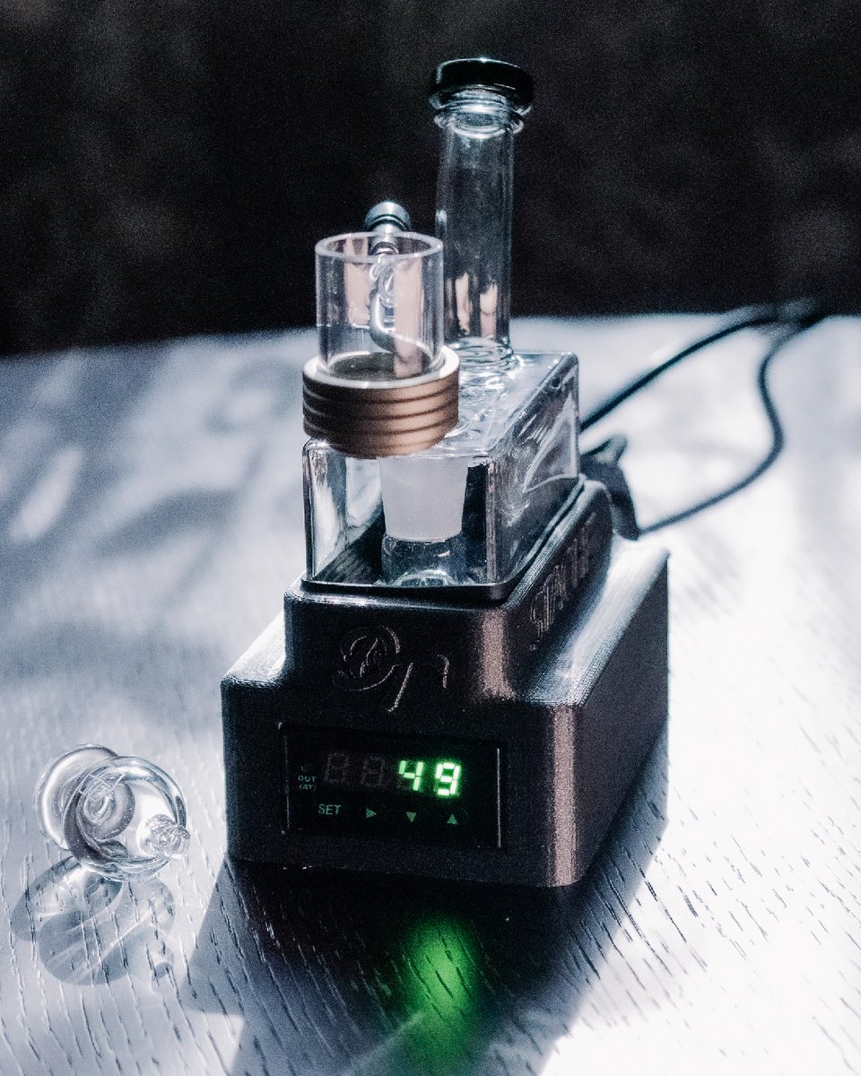 StacheProducts_'s tweet photo. We teamed up with @OfficialDabTray to create the Stache x Dab Tray Enail Kit!

Kit includes:
-Official Dab Tray Enail Base
-Stache Enail Kit
-Clear Micro Rig Glass
-Stache Bubble Cap
-Tether Silicone Sleeve
-Available in black, blue, &amp; green

Get an entire kit or just the base! https://t.co/SHOIrElzX3