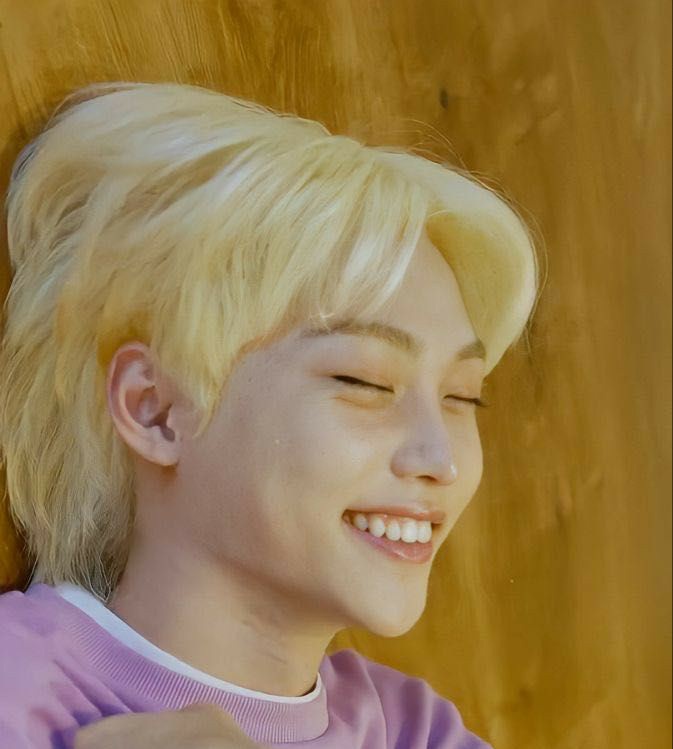OddinaryFicFest's tweet photo. [#Plot27] 
Entre os diversos corpos celestes, há ônibus, naves e metrô espaciais que permitem a transição dos povos entre os planetas, luas e estrelas. No Festival anual do Sol, Felix conhece Hyunjin, um filho da lua loiro de pele pálida e olhar gelado. Felix é um filho do Sol. https://t.co/DwBqclKH9c