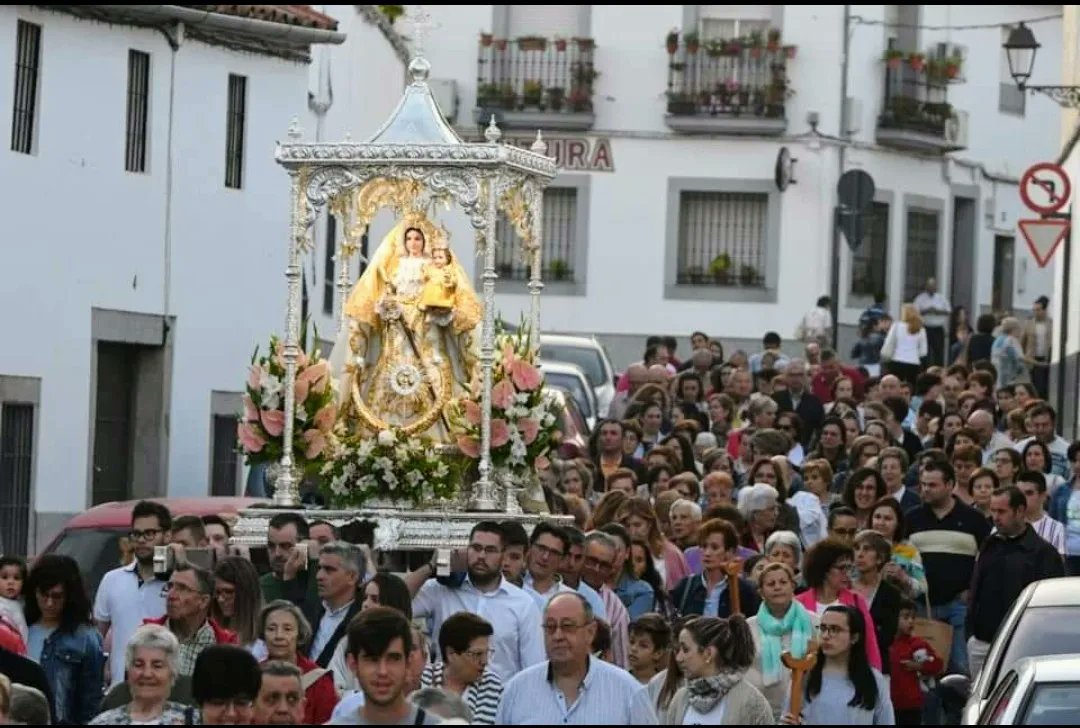 Am_lasoledad's tweet photo. 🌙 Mañana, miércoles 1 de junio, tendremos el honor de acompañar a Nuestra Patrona, la 𝙑𝙞𝙧𝙜𝙚𝙣 𝙙𝙚 𝙇𝙪𝙣𝙖, en su traslado desde la Parroquia de S. Bartolomé hasta la Parroquia de San Sebastián.

🕤 El Traslado comenzará al término de la eucaristía de las 21:00 h.
#Soledad https://t.co/XWhU9E7YYF