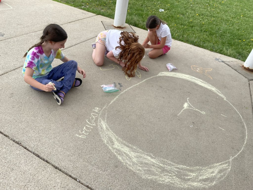 Mrs_Freibrun's tweet photo. Celebrating rainbow day with sidewalk chalk! #cherokeeinspires https://t.co/XpVTkTCII5