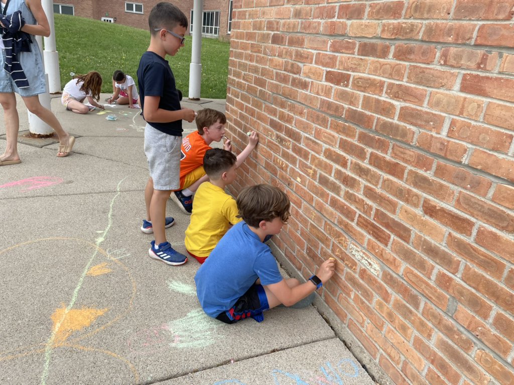 Mrs_Freibrun's tweet photo. Celebrating rainbow day with sidewalk chalk! #cherokeeinspires https://t.co/XpVTkTCII5