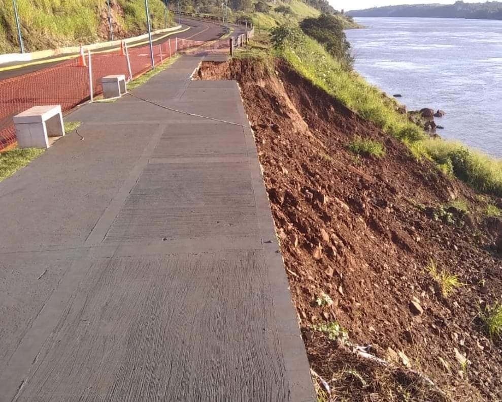 #costanera | LA COSTANERA DE PUERTO PIRAY: UN PELIGRO ❌

📍 Costanera de #PuertoPiray #Misiones

⚠️ Alerta y preocupación de los habitantes, la costanera sigue sediendo

💥 Peligro para quienes transitan, derrumbe posible