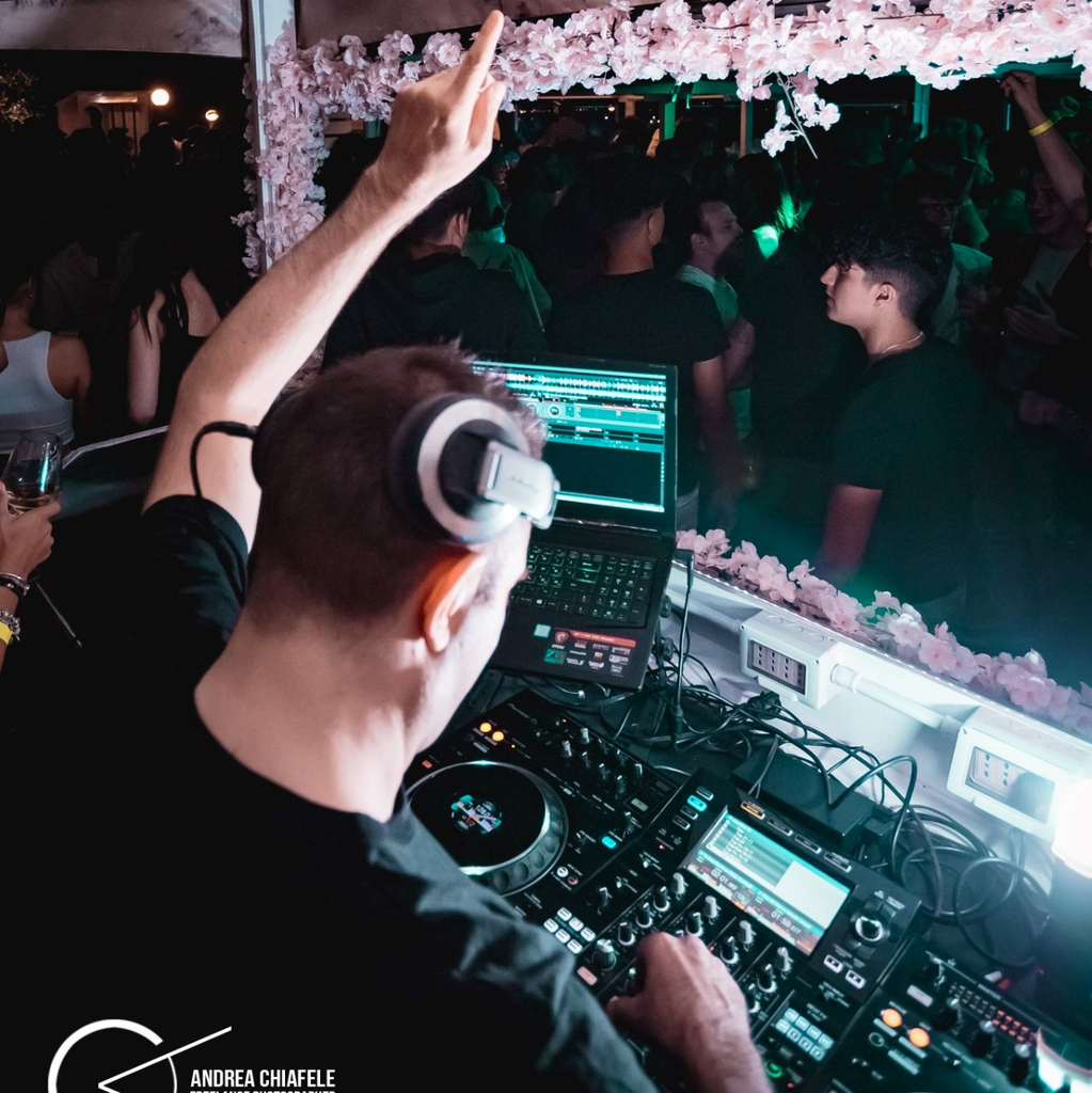 Hands UP!!!

#tbk #tbkon3 #marcoolivari #smile #pretty #followme #swag #bigparty #party #partying #love #night #music #funtimes #hot #funny #partymusic #deejaying #lovemywork #remix #bestsong #goodmusic #rekordbox instagr.am/p/CeO1N66N_lq/