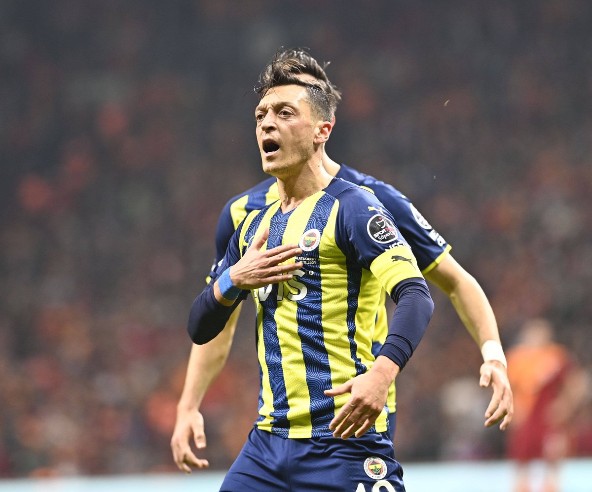 M10's tweet photo. Son günlerde kariyerim ile ilgi yapılan iddialarla ilgili olarak bir açıklama yapmam zorunlu oldu. İlk 6 ay ücret dahi almadan, çocukluk aşkım olan Fenerbahçe ile 3.5 yıl bir kontrat imzalayarak, kariyer hedefimi tamamlamıştım. (1/3) https://t.co/T59V38B2pV