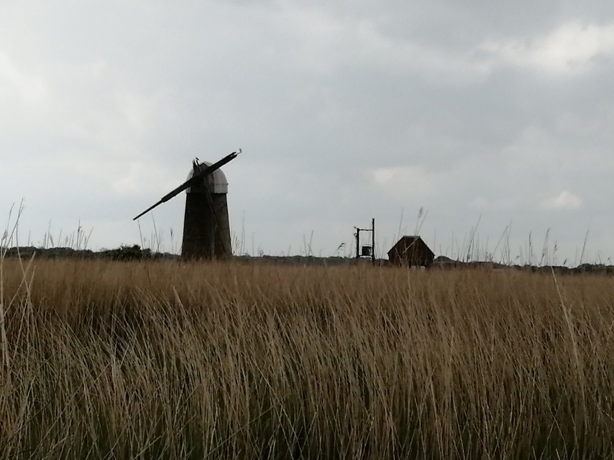 RecyclerBill's tweet image. The irony of new &amp;amp; old technologies.
A #Norfolkbroads #Windpump a bit battered &amp;amp; replaced by an electric powered pump driven by power lines from a modern #windturbine from across the Marsh! (both photos, taken from the sane spot)
