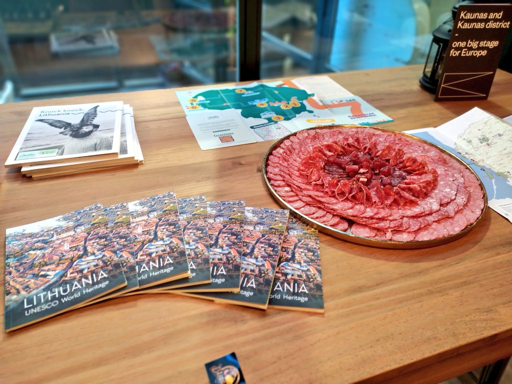 InterfaceSpain's tweet photo. 😋 Nos disponemos a finalizar el evento con un gran sabor de boca gracias a la degustación de productos típicos de Lituania. 🇱🇹
¡Gracias a todos los asistentes!
#RealIsBeautiful #InterfaceEvents https://t.co/sv28TO1IRs